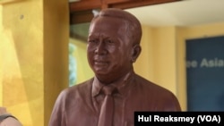 រូបឯកសារ៖ រូបសំណាក​លោក កែម ឡី ដាក់​នៅ​ក្នុង​ចេតិយ​របស់​លោក​នៅ​ផ្ទះ​របស់​លោក​ស្ថិត​នៅ​ក្នុង​ឃុំលាយបូរ ស្រុកត្រាំកក់ ខេត្តតាកែវ។ (ហ៊ុល រស្មី/វីអូអេ)
