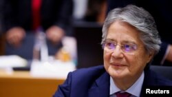 El presidente de Ecuador, Guillermo Lasso, asiste a una mesa redonda durante la cumbre entre líderes de la Unión Europea (UE) y la Comunidad de Estados Latinoamericanos y Caribeños (CELAC), en Bruselas, Bélgica, el 17 de julio de 2023.