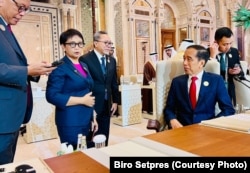 Presiden Joko Widodo, Menteri Luar Negeri Retno Marsudi, dan Menteri Perdagangan Zulkifli Hassan berdiskusi di sela-sela pertemuan luar biasa Organisasi Kerja Sama Islam (OKI) di Riyadh, Arab Saudi, 11 November 2023. (Foto: Biro Setpres)