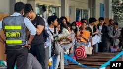 រូបឯកសារ៖ ពលរដ្ឋ​មីយ៉ាន់ម៉ា​តម្រង់​ជួរ​ដាក់ពាក្យ​សុំ​ទិដ្ឋាការ​ទៅប្រទេសថៃ នៅទីក្រុងរ៉ង់ហ្គូន ប្រទេសមីយ៉ាន់ម៉ា កាលពីថ្ងៃទី១៦ ខែកុម្ភៈ ឆ្នាំ២០២៤។ 