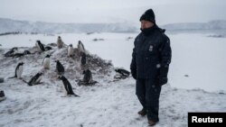 Sekretaris Jenderal PBB Antonio Guterres di Antarktika, Jumat, 24 November 2023. (Foto: Kepresidenan Chili/Reuters)