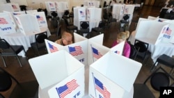 選民於 2024 年 2 月 27 日星期二在密西根州 Grosse Pointe Farms 填寫密西根州初選選票。 （美聯社照片/保羅桑亞）