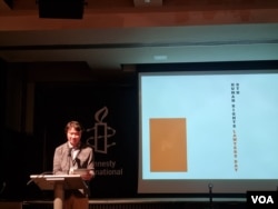 旅居日本的人权研究者潘嘉伟 （美国之音李伯安拍摄）