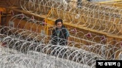 দিল্লি যাওয়ার বেশিরভাগ রাস্তায় বসানো হয় কাঁটাতারের ব্যারিকেড।