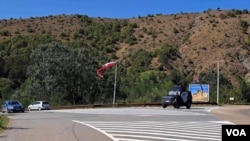 Patrola Kosovske policije na putu ka manastiru Banjska, 26 (Foto: VOA)