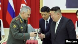 Ruski ministar odbrane Sergej Šojgu na prijemu čiji je domaćin Kim Džong Un, povodom 70. godišnjice završetka Korejskog rata