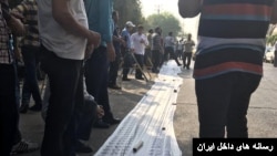 اعتراضات کارگران گروه ملی صنعتی فولاد ایران در اهواز با پهن‌کردن سفره‌های خالی. آرشیو