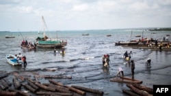 Wavuvi katika Soko la Samaki la Malindi lililopo Mji Mkongwe, Zanzibar Desemba 28, 2017.