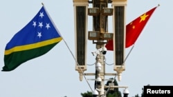 中國和所羅門群島的旗幟在北京天安門廣場飄揚。（2023年7月11日）