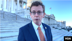 美国南达科他州共和党籍联邦众议员达斯蒂·约翰逊接受美国之音采访。（2024年2月4日，美国之音李逸华拍摄）