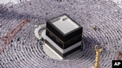 Para jemaah haji mengelilingi Ka'bah, bangunan kubik di Masjidil Haram, dalam pelaksanaan ibadah haji tahunan di Mekkah, Arab Saudi, Minggu, 25 Juni 2023. (AP/Amr Nabil)