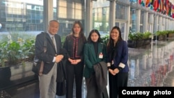 身處美國的民主派人士與美國國務院官員會面，包括“香港議會”籌委袁弓夷（左一）、美國國際民主協會（National Democratic Institute）職員邵嵐（左二）、香港民主委員會（Hong Kong Democracy Council）執行總監郭鳳儀（右二）、與香港自由委員會基金會（The Committee for Freedom in Hong Kong Foundation）政策和倡議專員許穎婷（右一）。（照片來源：香港民主委員會）