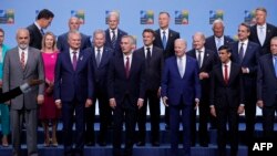 El presidente de Lituania, Gitanas Nauseda, el secretario general de la OTAN, Stoltenberg, el presidente de EEUU, Joe Biden y el primer ministro británico, Sunak, posan con otros participantes en la Cumbre de la OTAN en Vilna, el 11 de julio de 2023.
