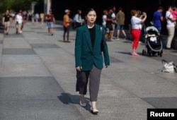 被香港當局通緝的香港民主委員會(HKDC)執行總監郭鳳儀在美國華盛頓白宮附近的街道上行走。（2023年7月10日）