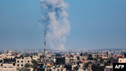 ផ្សែងខ្មៅហុយឡើងពីកណ្តាលក្រុង khan Younis នៃតំបន់ហ្កាហ្សា នាថ្ងៃទី២៦ ខែកុម្ភៈ ឆ្នាំ២០២៤ ខណៈការប្រយុទ្ធគ្នារវាងទាហានអ៊ីស្រាអែល​និង​ក្រុមហាម៉ាស់នៅតែបន្ត។ 