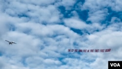 2023年11月14日早上9點多，三藩市灣區人權組織人道中國、中國人權、加州自由雕塑公園租的飛機拉著巨型反共橫幅在三藩市上空飛行，上面寫著“終結中共、自由中國、自由香港、自由西藏、自由維吾爾“ 。 （美國之音）