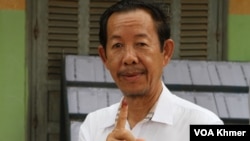 រូបឯកសារ៖ លោក រ៉ុង ឈុន បង្ហាញម្រាមដៃដែលមានជ្រលក់ទឹកថ្នាំ បន្ទាប់ពីបានបោះឆ្នោតជាតិអាណត្តិទី ៧ នៅស្រុកស្អាង ខេត្តកណ្តាល កាលពីថ្ងៃទី ២៣ ខែកក្កដា ឆ្នាំ ២០២៣។ (លាស់ លីបលីប/វីអូអេ)