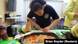 Fifteen-year-old Jelainie learns healthy eating habits at the Holyoke Health Center in Holyoke, Massachusetts, U.S., June 11, 2024. (REUTERS Photo/Brian Snyder) 