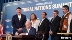 Američki predsednik Džo Bajden potpisuje uredbu čiji je cilj početak nove ere plemenskog samoopredeljenja na samitu plemenskih naroda Bele kuće, 6. decembra 2023. (Foto: REUTERS/Kevin Lamarque)