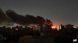 د پلازمینې خرطوم شاوخوا جګړه کې جنګي الوتکې، درنې وسلې او زغروالې موټرې کارول کیږي او د سلګونو کسانو د مړینې او زخمي کېدو خبر ورکړل شوی دی. 