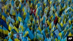 Politico зауважує, що з лютого 2022 року, коли Росія почала повномасштабне вторгнення, ситуація ще ніколи не виглядала настільки небезпечно для України. Фото: AP, українські прапори з іменами загиблих українців під час повномасштабної агресії Росії