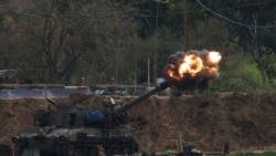 以色列一個機動砲兵部隊2024年2月22日從以色列南部向加沙走廊發射砲彈。