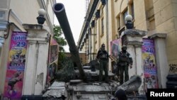 ARHIVA - Borci privatne plaćeničke grupe Vagner stoje na tenku pored plakata za cirkus, tokom pobune svoje formacije, nedaleko od baze u južnom vojnom distriktu u gradu Rostov na Donu, u Rusiji, 24. juna 2023.