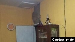 Kondisi salah satu rumah di Babakan Hurip, Sumedang yang mengalami kerusakan akibat gempa, Minggu sore (31/12). (foto courtesy: BPBD Jawa Barat)