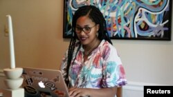 Jaleesa Garland, menadžerica marketinga u startupu za e-trgovinu, radi u svom stanu u Tulsi, Oklahoma, 9. jula 2021.