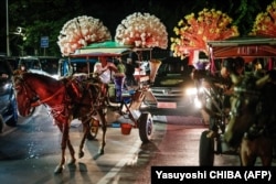 Sejumlah kusir delman tampak berjejer di sepanjang jalan dekat Monumen Nasional (MONAS) di Jakarta pada 30 Desember 2023. (Foto: Yasuyoshi CHIBA/AFP)