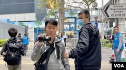 便衣警察全程近距离拍摄3名社民连成员，到政府总部就《基本法》23条立法请愿 (美国之音/汤惠芸)