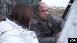 На фото командир Старокостянтинівського гарнізону Євген Булацик на інтервʼю з Мирославою Гонгадзе