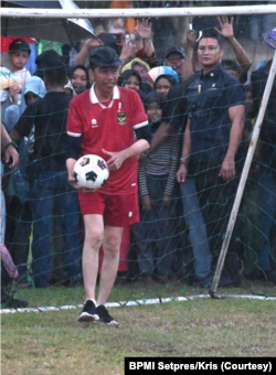 Presiden Joko Widodo bermain bola bersama sejumlah remaja kampung di Lapangan Gamplong, Sleman, Daerah Istimewa Yogyakarta, 27 Januari 2024. (Foto: Courtesy/BPMI Setpres/Kris)