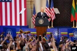 بائیڈن ویلنئس یو نیورسٹی میں خطاب کے دوران۔ فوٹو اے پی 12 جولائی 2023