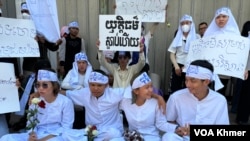 ក្រុមសកម្មជន​ចលនា​មាតា​ធម្មជាតិ​អង្គុយ​រងចាំ​ការប្រកាស​សាលក្រម​​នៅ​ថ្ងៃទី​២ ខែកក្កដា ឆ្នាំ២០២៤។ (កាន់ វិច្ឆិកា/វីអូអេ) 