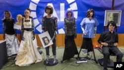 Robots presentados en la conferencia de prensa humanos-robots en Ginebra, Suiza, el 7 de julio de 2023.