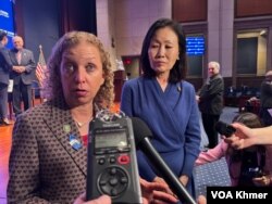 លោកស្រី ​ Debbie Wasserman Schultz និងលោកស្រី Michelle Steel សមាជិក​សភា​អាមេរិកនិយាយជាមួយអ្នកកាសែត កាលពីថ្ងៃពុធ ទី១៤ ខែកុម្ភៈ ឆ្នាំ២០២៤ រដ្ឋធានីវ៉ាស៊ីនតោន។ (សុខ ខេមរា/វីអូអេ)