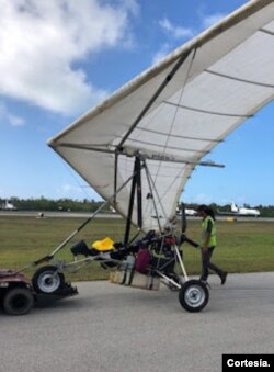 Dos cubanos aterrizaron en el Aeropuerto Internacional de Cayo Hueso en un ala delta motorizado, el sábado 25 de marzo de 2023.