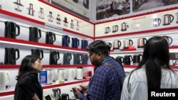 資料照：廣州舉辦的廣交會上一個家用小電器生產商舉辦人員與參觀者交談。 （2023年4月16日）