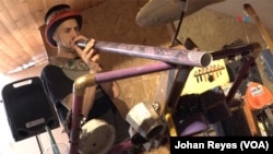 Los 'Latin Latas', un grupo musical colombiano, decidió fusionar la música y el reciclaje para sensibilizar sobre los problemas ambientales que generan los residuos. En la toma, un tubo reutilizado como flauta en sus presentaciones.