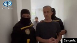 La fiscalía de Venezuela divulgó una fotografía en la que se ve al ex ministro de Petróleo, Tareck El Aissami esposado y bajo custodia.