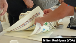 Inicia el conteo de papeletas sobrantes en el centro de votación instalado en el Teatro Presidente, de San Salvador.