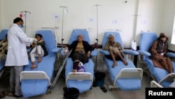 ARCHIVO - Un médico atiende a pacientes con cáncer en un centro de tratamiento de la enfermedad en Saná, Yemen, el 11 de febrero de 2017.