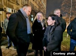 Predsednik Stranke slobode i pravde Dragan Đilas i potpredsednica Marinika Tepić razgovaraju ispred sedišta RIK-a tokom protesta građana i predstavnika opozicije zbog nepravilnosti na izborima, u Beogradu, 23. decembra 2023. (Foto: FoNet)