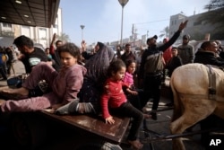 Palestinci ranjeni tokom izraelskog bombardovanja pojasa Gaze dovezeni su magarećom zapregom u Naserovu bolnicu u Khan Younisu, južni pojas Gaze, 22. januara 2024. godine.