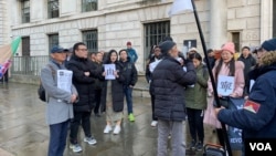 12月10日是《世界人权宣言》通过75周年，也是联合国确定的 “国际人权日”。这一天在中国驻伦敦大使馆前，示威者们强烈谴责中国政府对自由的侵害。（美国之音 李伯安）