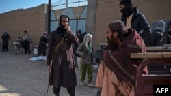 آرشیف، حضور افراد طالبان در روند توزیع کمک‌های بشری در ولسوالی برکی برک لوگر