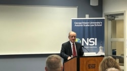 资料照片：2024年4月11日，美国国会参议院外交委员会资深成员吉姆·里施在美国国家安全研究所（NSI）举办的讨论会上谈论中共在西半球的威胁和复兴“门罗主义”的重要性。（美国之音记者薛小山拍摄）