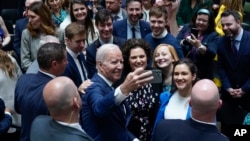 Bajden slika selfi sa publikom tokom posete Belfastu, Severnoj Irskoj u aprilu 2023.