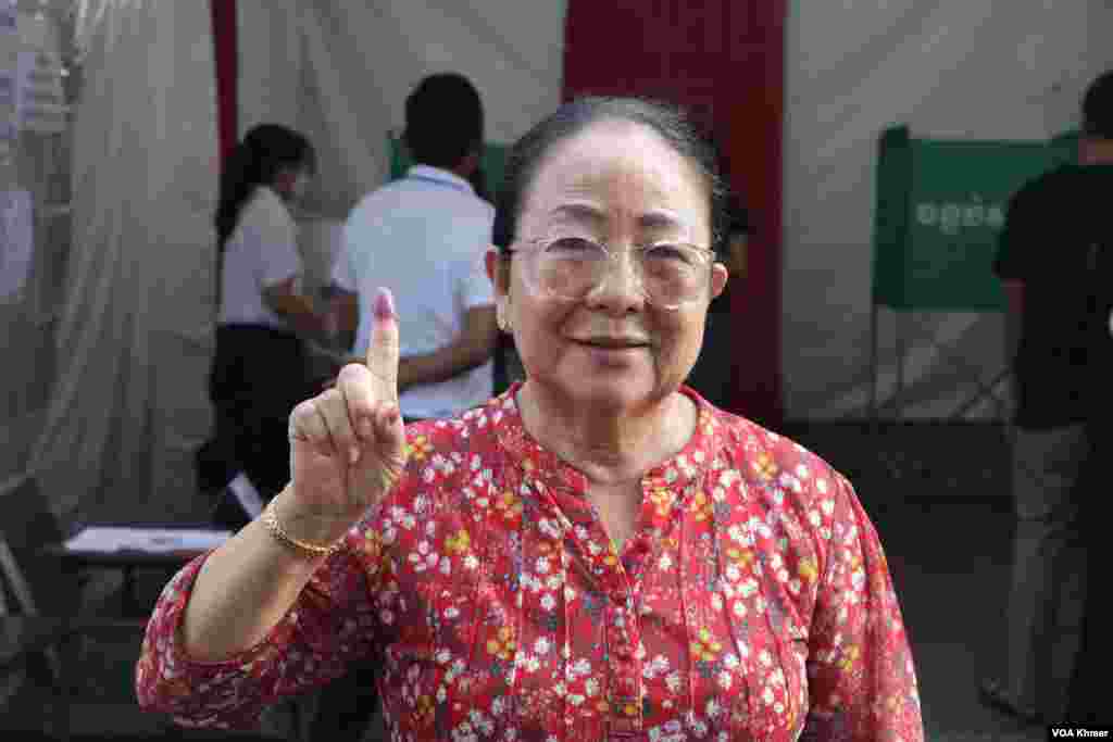 ពលរដ្ឋម្នាក់បង្ហាញម្រាមដៃជ្រលក់ទឹកថ្នាំ នៅក្នុងការបោះឆ្នោតជាតិអាណត្តិទី ៧ ដែលអវត្តមានគណបក្សប្រឆាំងដ៏ធំមួយ នៅសង្កាត់បឹងព្រលិត ខណ្ឌ ៧ មករា រាជធានីភ្នំពេញ ថ្ងៃទី ២៣ ខែកក្កដា ឆ្នាំ ២០២៣។ (ស៊ុន ណារិន/វីអូអេ)